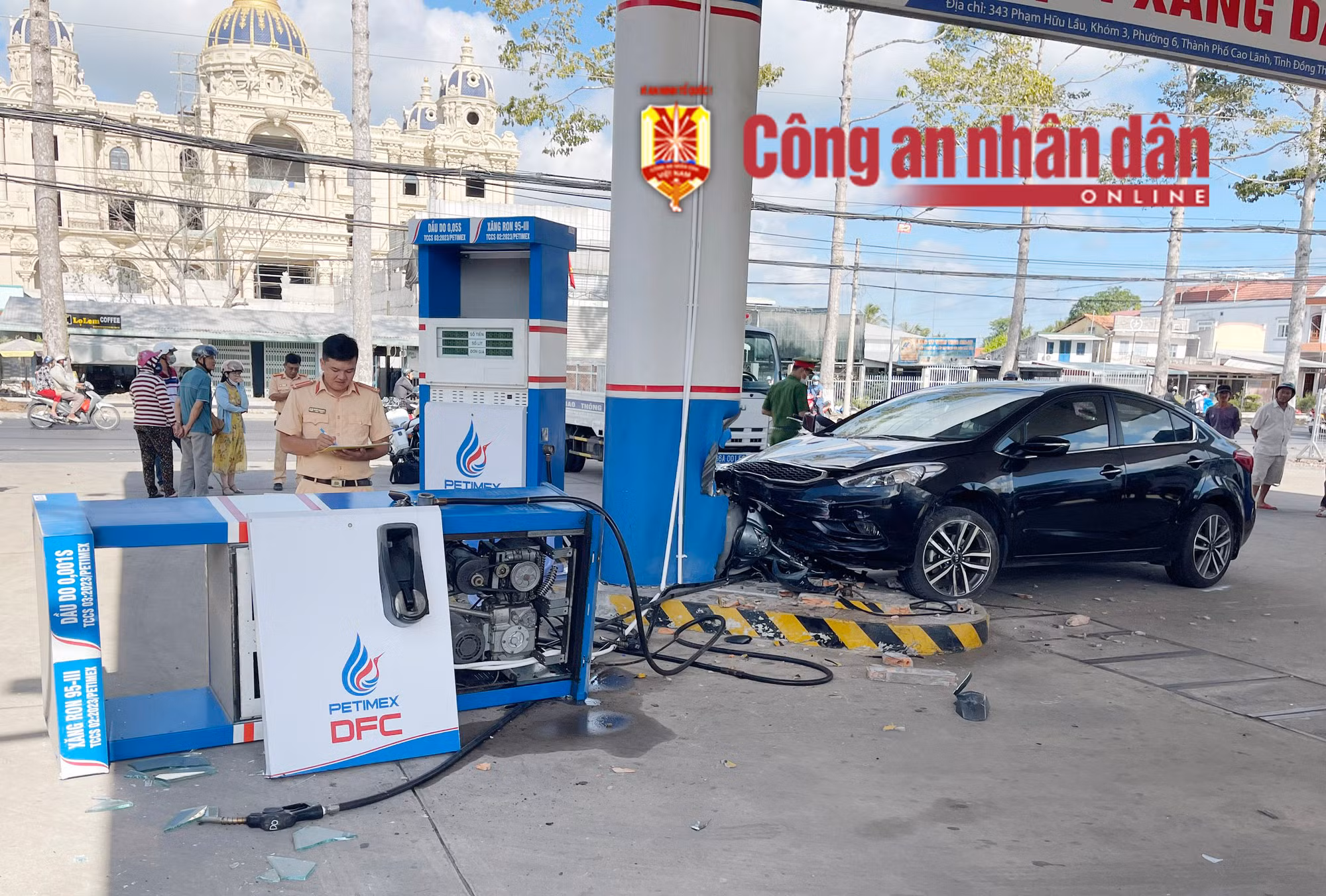 Tài xế đạp nhầm chân ga tông đổ trụ bơm xăng, gây hư hỏng 3 xe máy -1