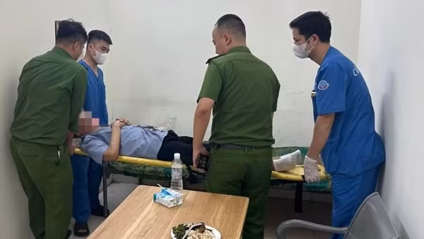 Công an phường kịp thời ngăn cụ ông 78 tuổi lên cầu Nhật Tân tự tử