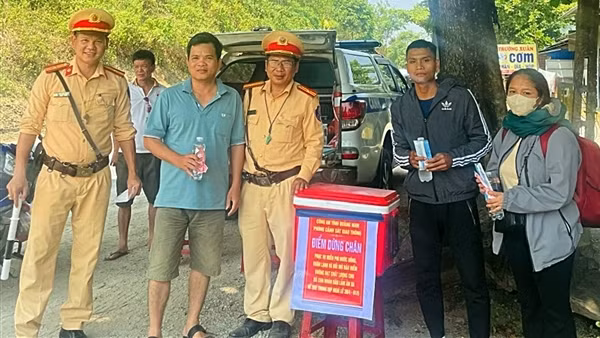 CSGT Quảng Nam thực hiện “nhiệm vụ kép” trong “chảo lửa”