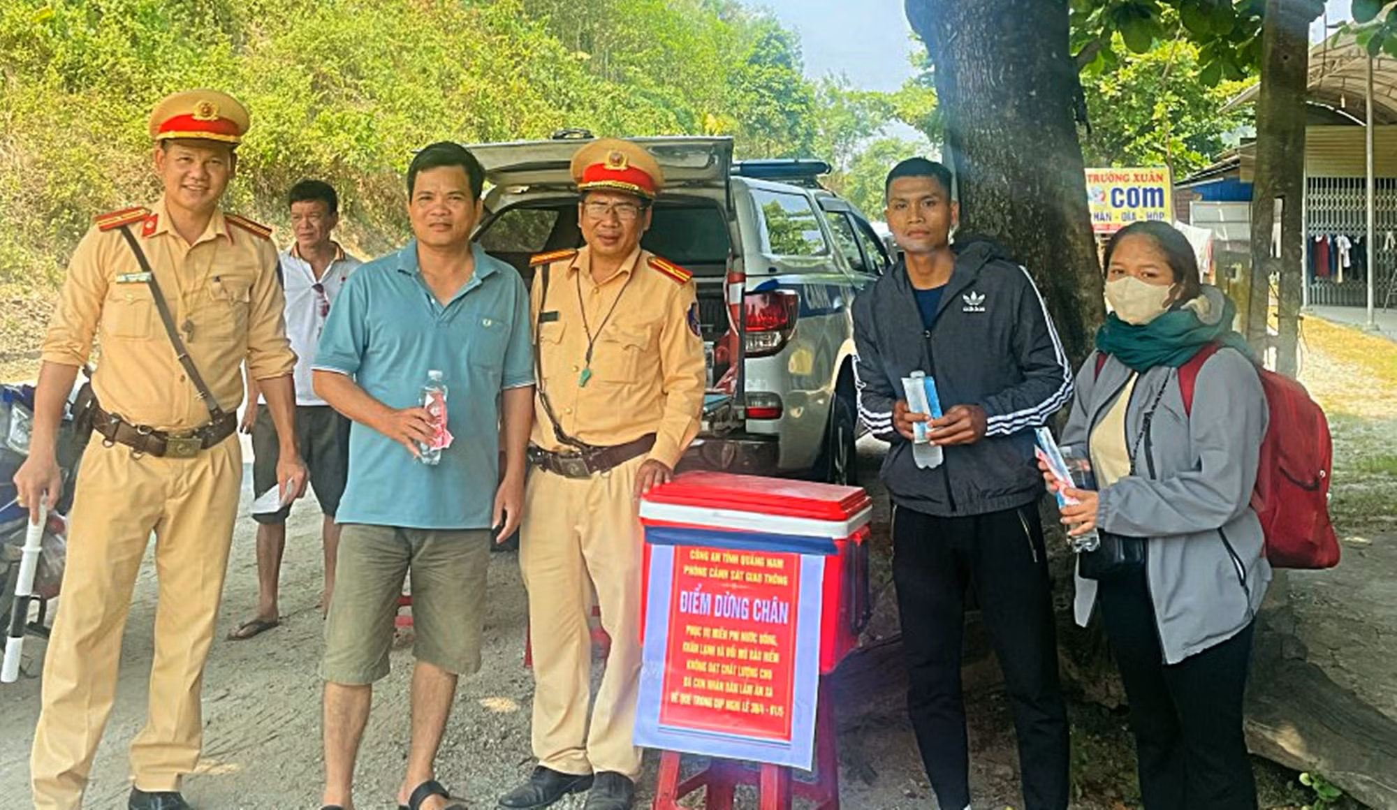 Dầm mình trong “chảo lửa”, CSGT Quảng Nam thực hiện “nhiệm vụ kép” -0