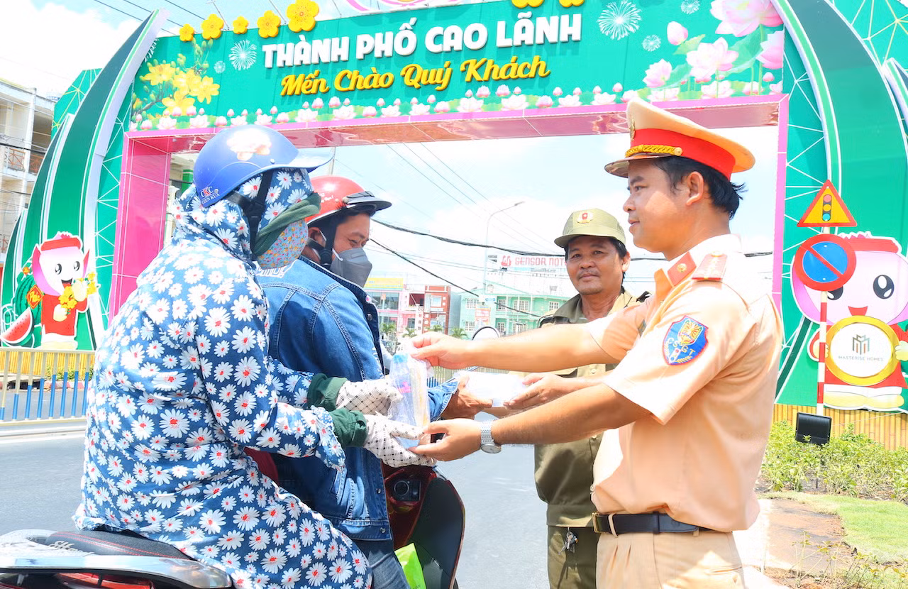 Công an Đồng Tháp phát miễn phí hơn 10.000 chai nước suối tặng người dân -0