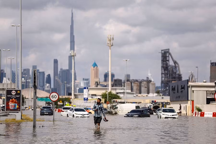 Khi nước lũ cuốn phăng vẻ hào nhoáng của Dubai -0