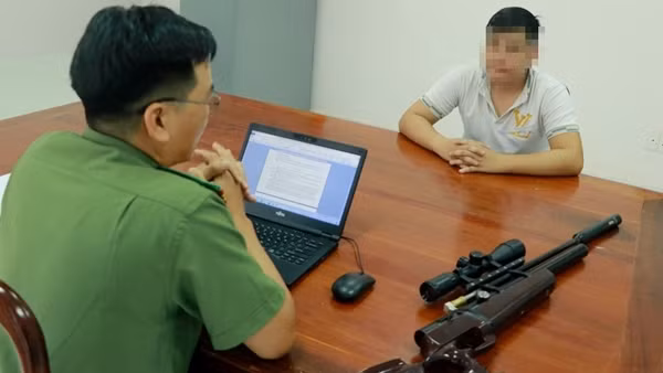 2 thanh niên giao nộp súng hơi mua trên mạng để săn bắn