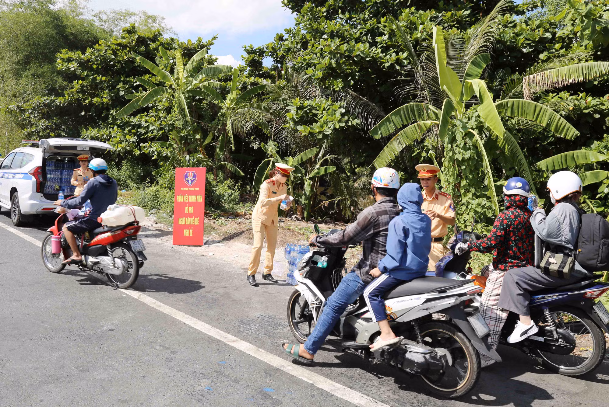 CSGT Công an Sóc Trăng hỗ trợ người dân về quê nghỉ lễ -0