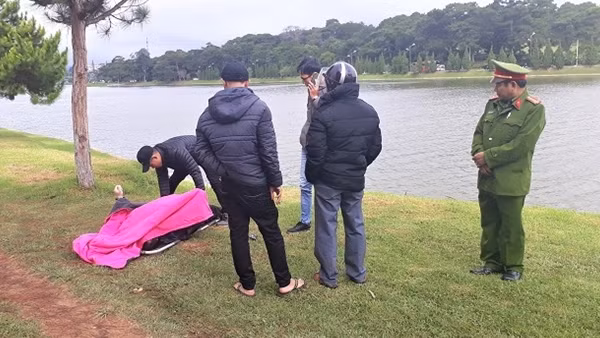 Đi tập thể dục, hoảng hồn thấy thi thể người phụ nữ dưới hồ Xuân Hương