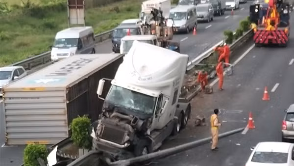 Lật xe đầu kéo, rơi container trên cao tốc TP Hồ Chí Minh-Trung Lương