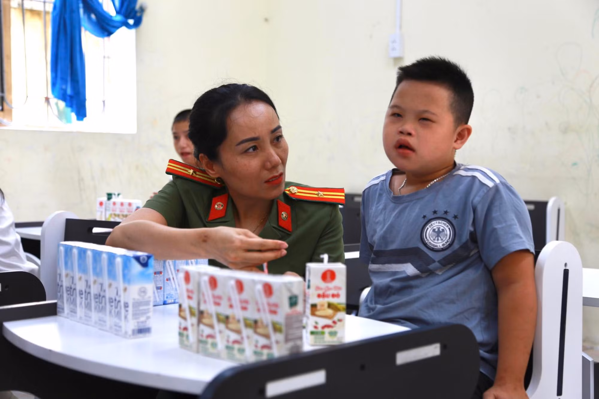 Chia sẻ yêu thương đến trẻ em kém may mắn -2