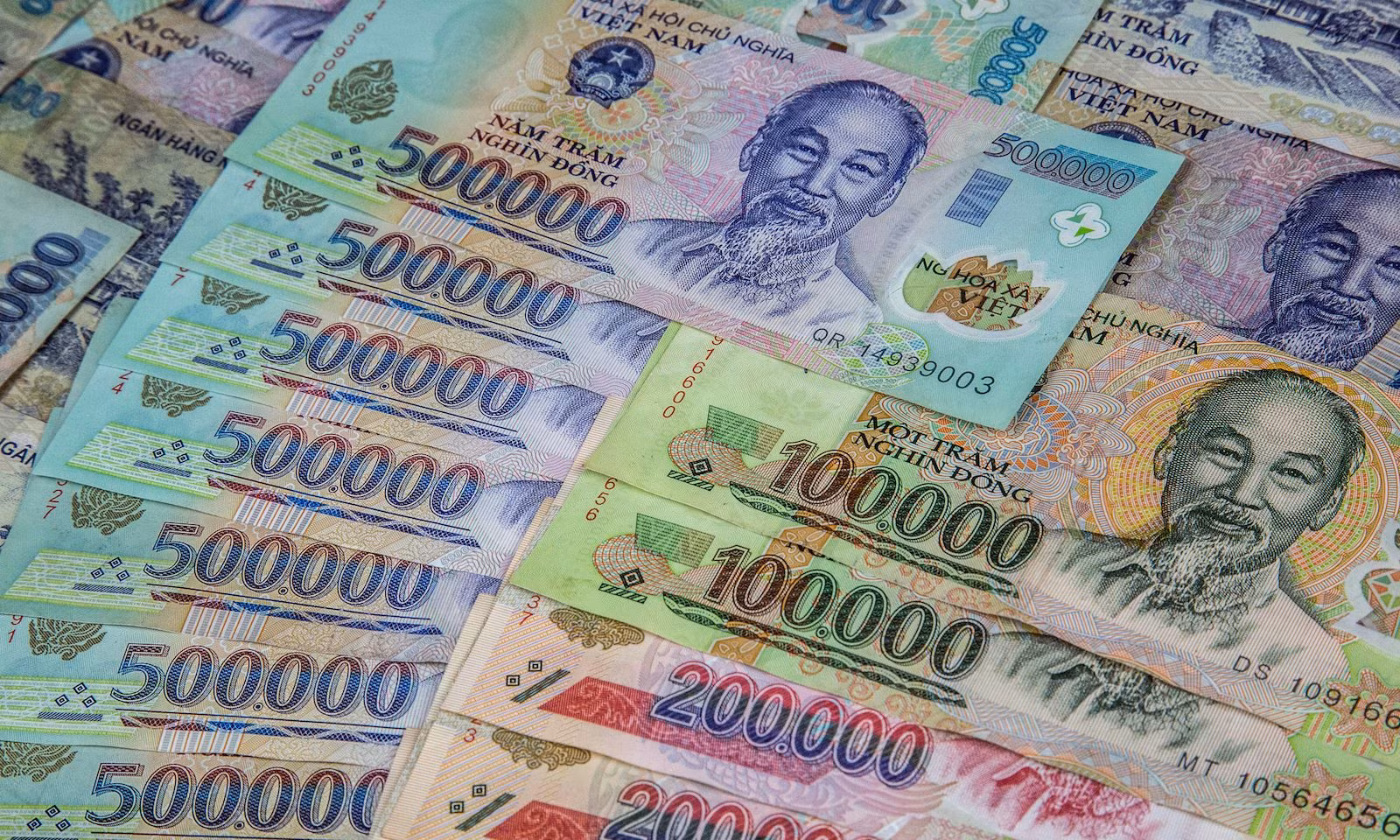 Tạm giam cán bộ ngân hàng chiếm đoạt tiền của gần 100 khách hàng -0