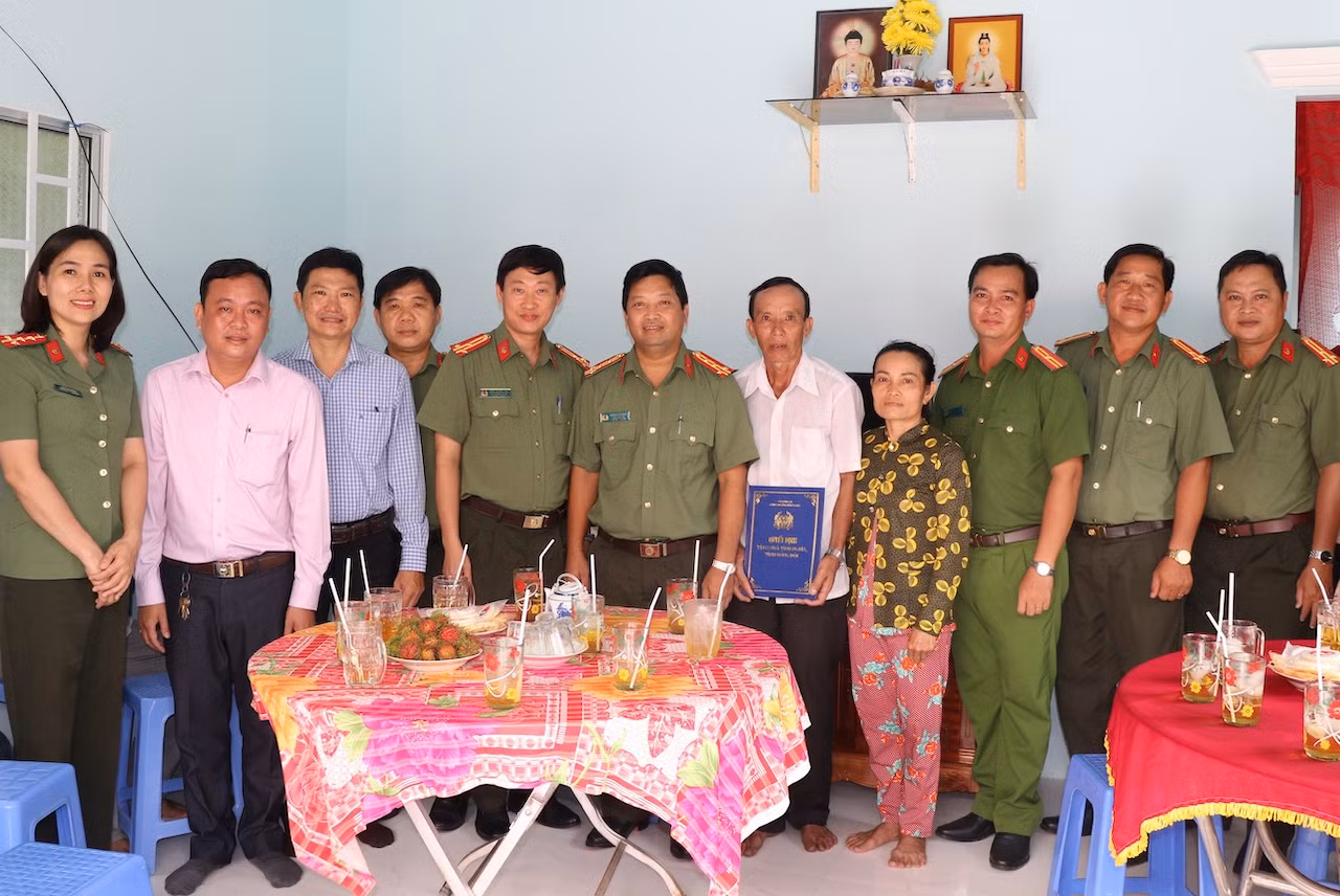 gia đình ông phan ngọc anh tại lễ trao nhà.jpg -0