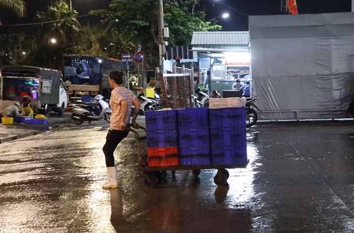 Phận nữ cửu vạn ở chợ đêm Bình Điền -0