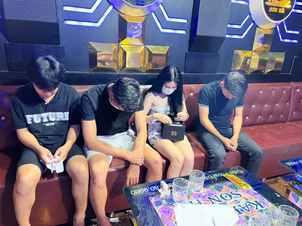 12 nam, nữ thanh niên “phê” ma túy trong phòng vip quán karaoke -0