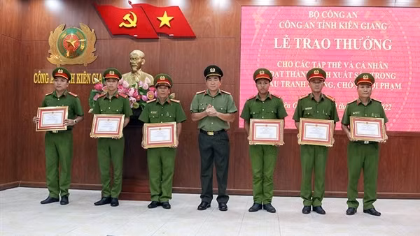 Công an tỉnh Kiên Giang khen thưởng thành tích giải cứu con tin an toàn