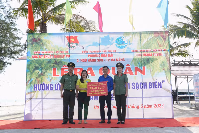 Đoàn Thanh niên – Hội Phụ nữ Cục Kỹ thuật Nghiệp vụ và Cục Ngoại tuyến (Bộ Công an) chung tay làm sạch biển Đà Nẵng -0