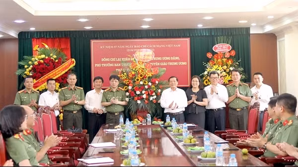 Bộ trưởng Bộ Thông tin và Truyền thông Nguyễn Mạnh Hùng thăm, chúc mừng Báo CAND ảnh 13