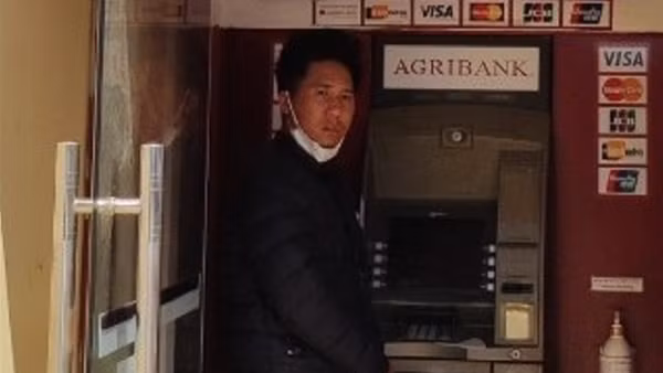 Đang ngồi hóng mát bị dí dao cướp điện thoại ảnh 3