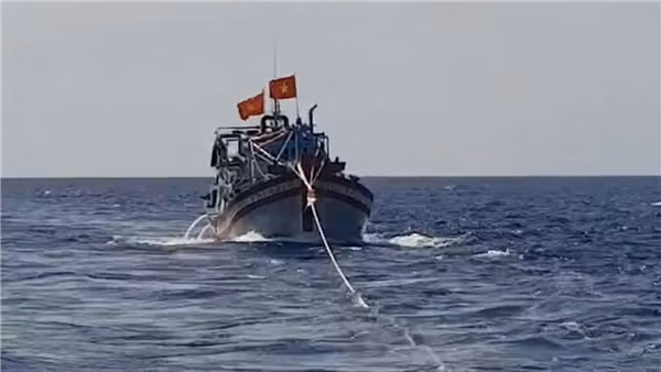 Cứu hộ tàu cá cùng 13 ngư dân từ vùng biển Trường Sa về cảng Ba Ngòi