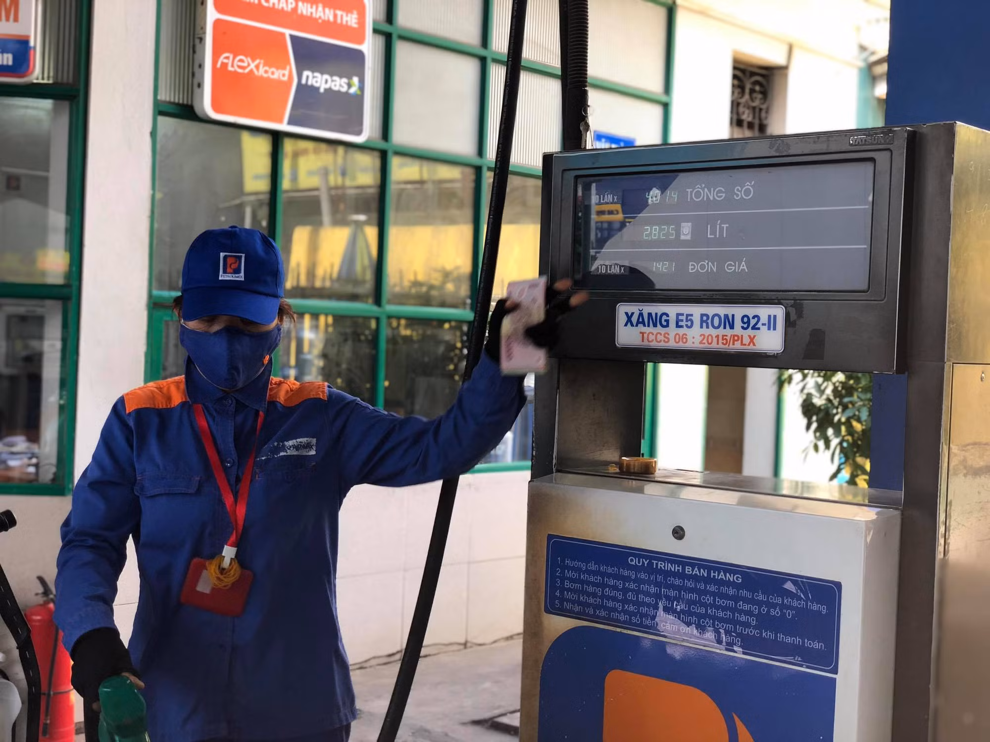 Thủ tướng yêu cầu theo dõi việc Malaysia muốn bán xăng giá 13.000 đồng/lít sang Việt Nam -0