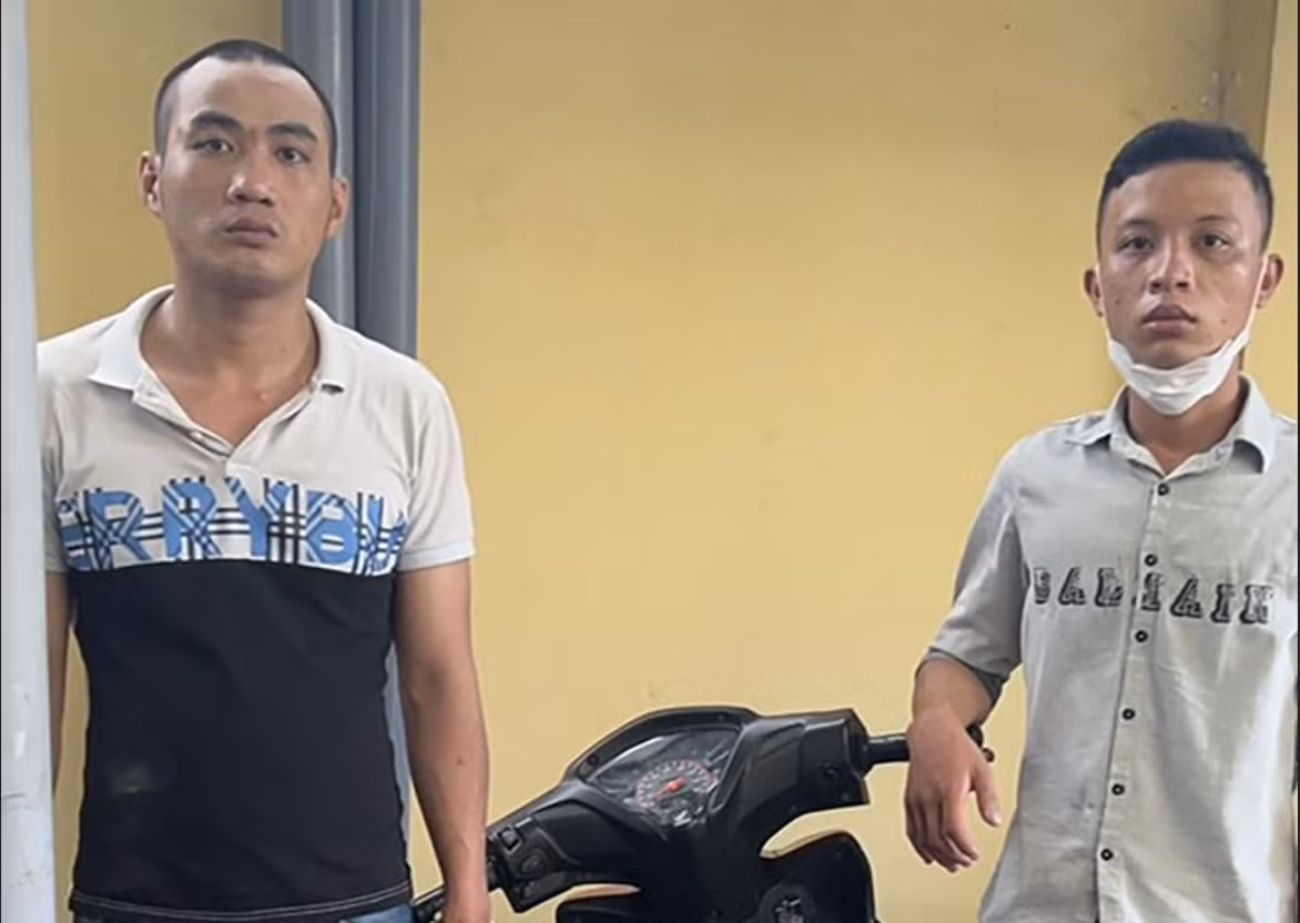 2 cô gái bị thương khi bị 2 con nghiện cướp điện thoại đạp ngã -0