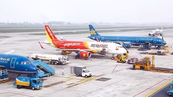 Nhân viên hàng không nếu lợi dụng vị trí làm việc để buôn lậu sẽ bị đình chỉ ảnh 2