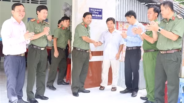 Xây nhà tình thương - đượm tình đồng đội ảnh 3