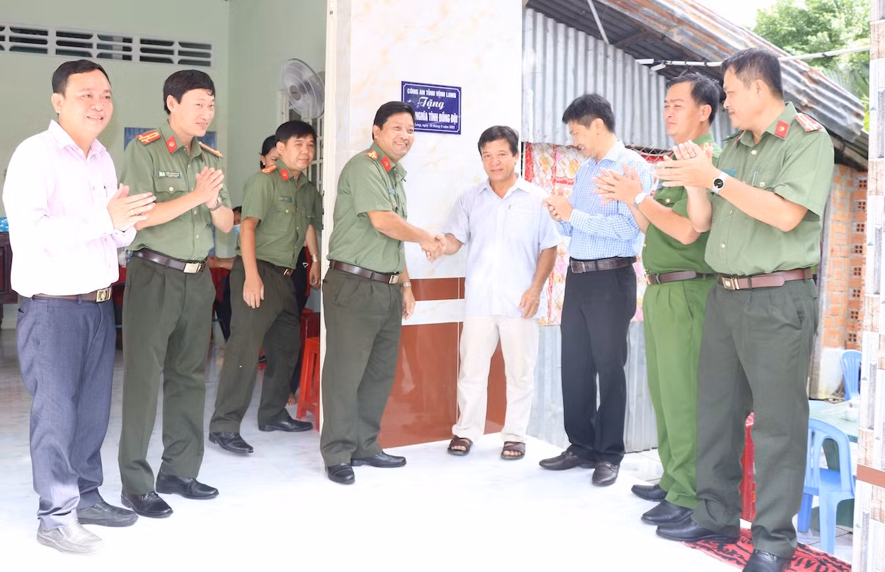 đại tá trần quốc phục - phó giám đốc công an tỉnh bàn giao nhà cho ông lê tuấn liệt.jpg -0