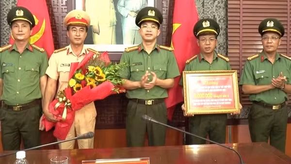 Công an tỉnh Sơn La khen thưởng 3 đơn vị triệt phá chuyên án ma tuý lớn ảnh 5