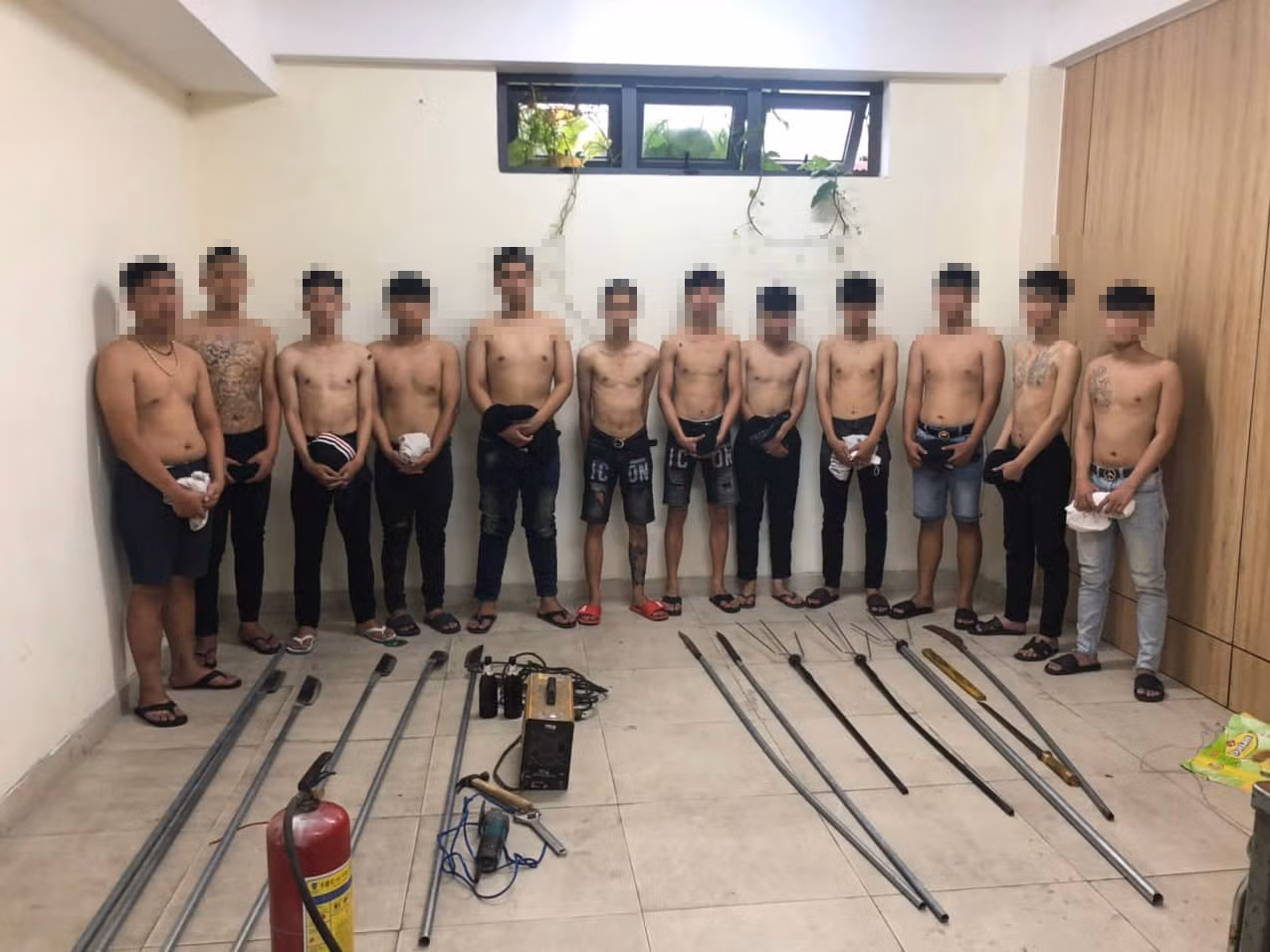 Truy xét nhanh 2 nhóm đối tượng dùng hung khí hỗn chiến trong đêm -0