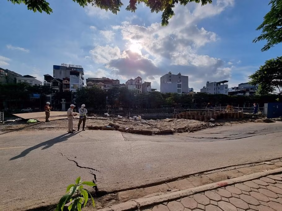 Không sớm khắc phục sự cố sụt lún trên đường Vũ Tông Phan, Sở GTVT sẽ thu hồi giấy phép -0
