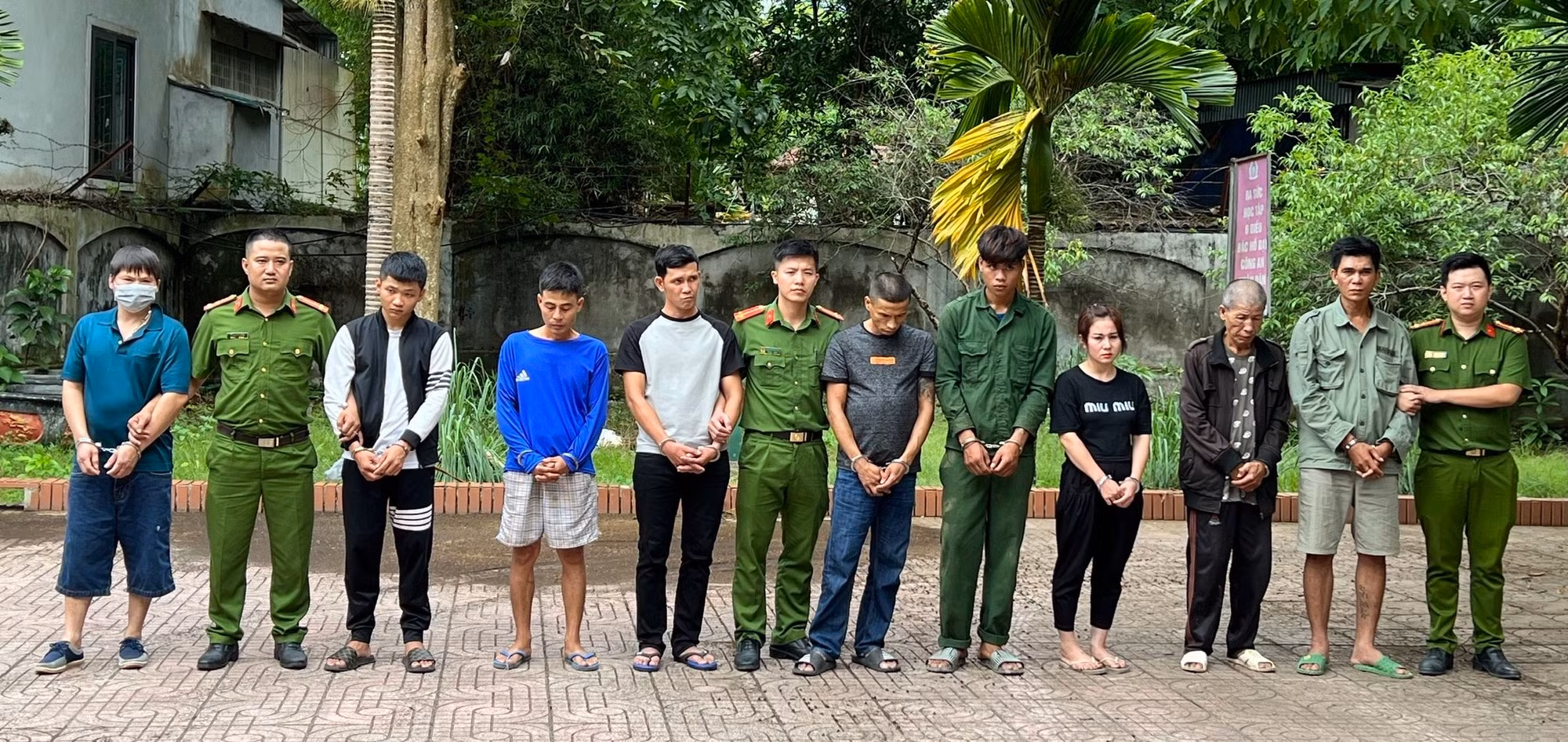 Huy động chó nghiệp vụ&nbsp;trong triệt xoá hàng loạt tụ điểm, điểm bán lẻ ma tuý -0