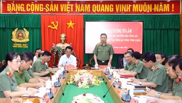 Công an xã bám buôn làng giúp người dân xóa bỏ hủ tục ảnh 2