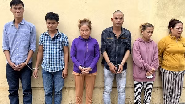 Dùng xe khách chở người đến sới để đánh bạc ảnh 5