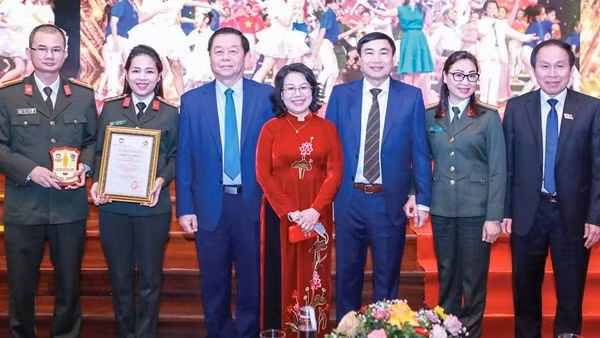 Báo chí lan tỏa niềm tin, truyền cảm hứng, thắp sáng những điều tốt đẹp ảnh 17