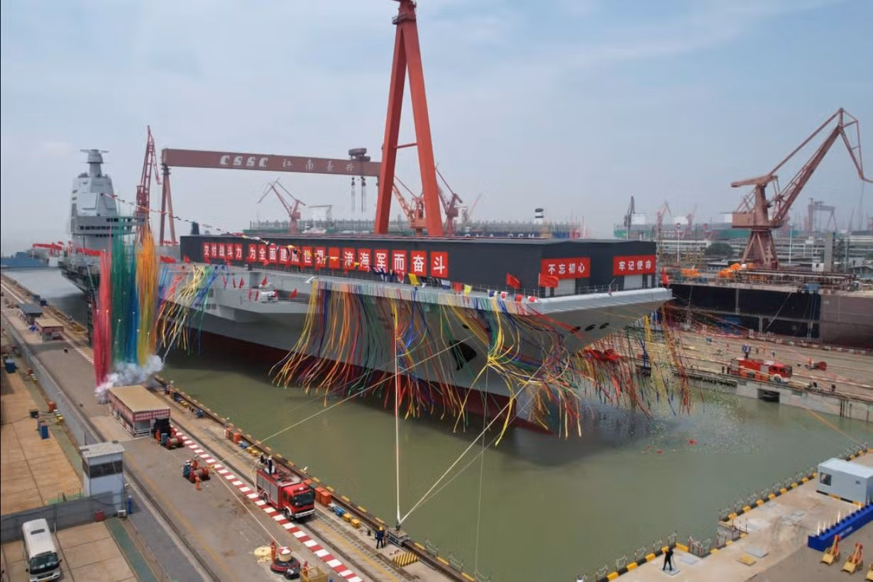 Trung Quốc hạ thủy tàu sân bay hiện đại nhất -0