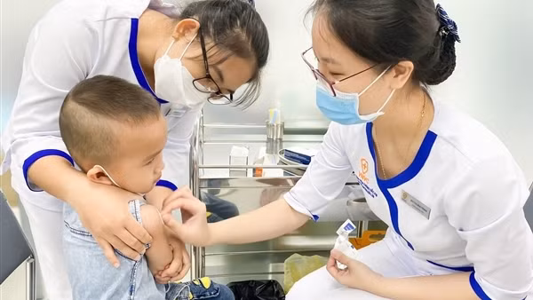 Vaccine "cấp bách" phòng bệnh không thiếu