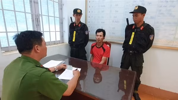 Bắt đối tượng truy nã trốn khỏi địa phương