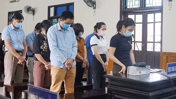 Nâng giá thiết bị để bòn rút ngân sách
