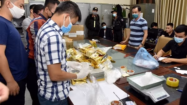 “Bà trùm” điều hành đường dây gùi 64kg ma túy, 20 bánh heroin vào Việt Nam