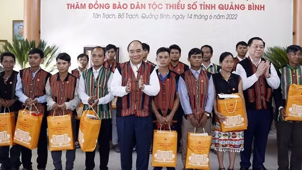 Chủ tịch nước dâng hương tưởng nhớ các Anh hùng liệt sĩ đường 20 Quyết thắng