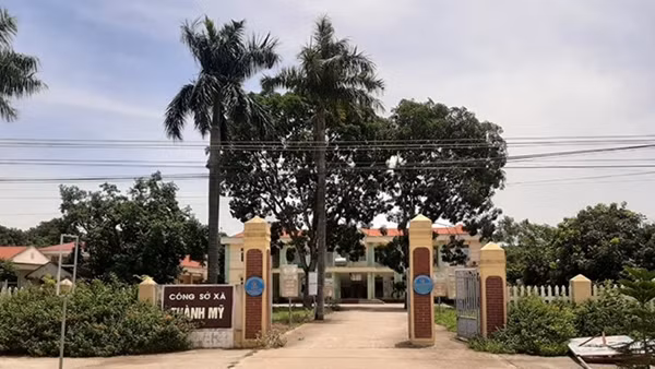Chủ tịch xã bị đánh ghen tại phòng làm việc