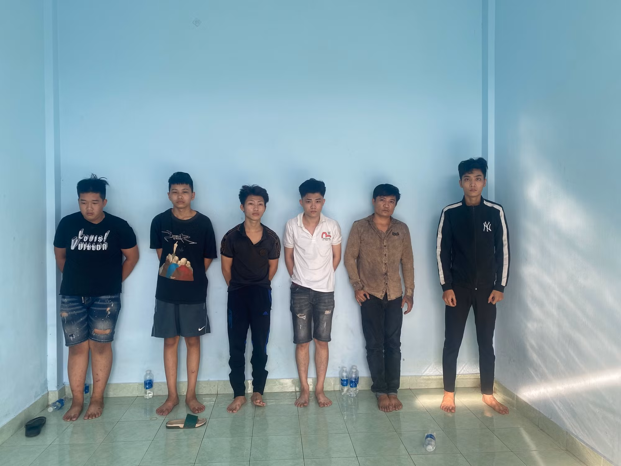 Hàng chục thanh niên mang mã tấu, dao, kiếm “xử” nhau từ chuyện chạy xe “nẹt” pô -0