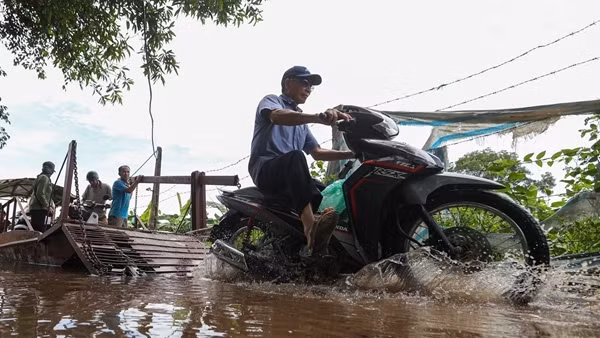 Người dân bãi giữa Sông Hồng phải đi đò vào "đất liền"
