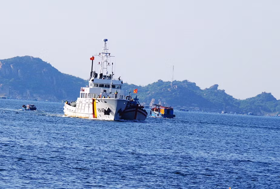 Cứu hộ tàu cá cùng 13 ngư dân từ vùng biển Trường Sa về cảng Ba Ngòi -0