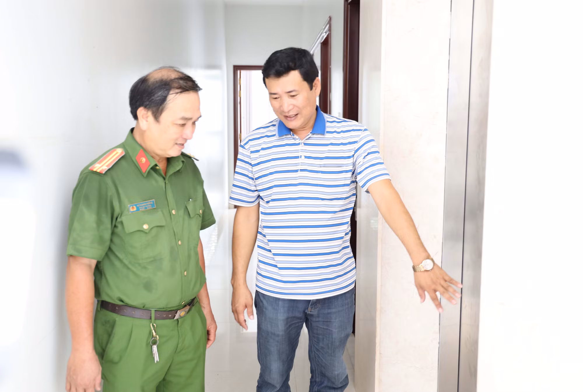 Kịp thời giải cứu 6 người bị kẹt trong thang máy -0