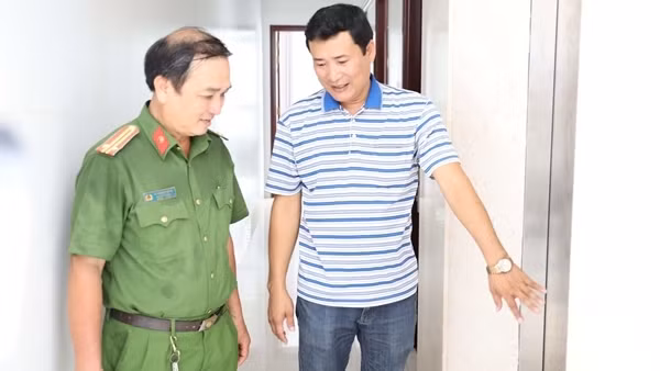 Cảnh sát giải cứu nhóm người mắc kẹt trong thang máy