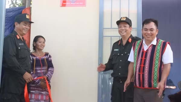 Thăm khám, cấp phát thuốc miễn phí cho người có công, gia đình chính sách ảnh 9