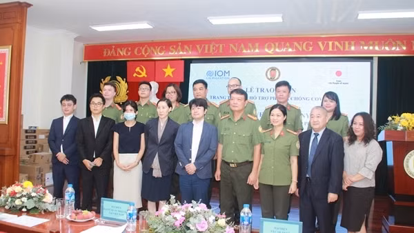Bàn giao trang thiết bị phòng, chống dịch COVID-19 Cho Cục Quản lý xuất nhập cảnh