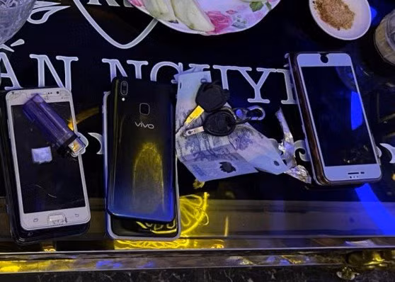Nhóm thanh niên chơi ma tuý trong quán karaoke -0