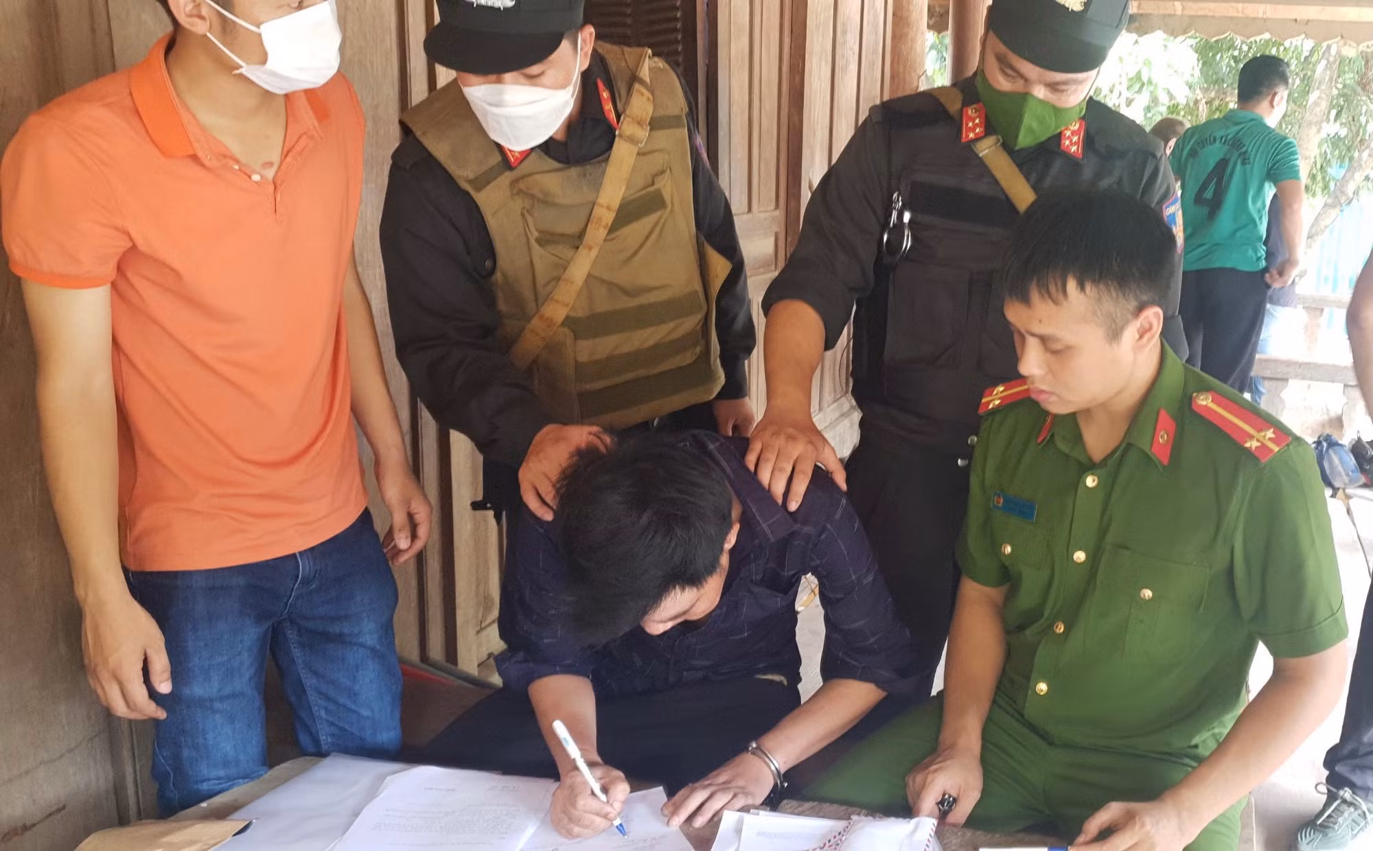 Cắn vào tay cảnh sát hòng thoát thân -0