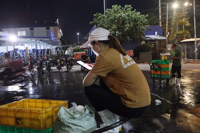 Phận nữ cửu vạn ở chợ đêm Bình Điền -0