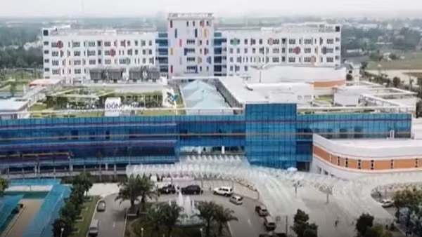 Mẹ ném con từ lầu 5 bệnh viện xuống đất